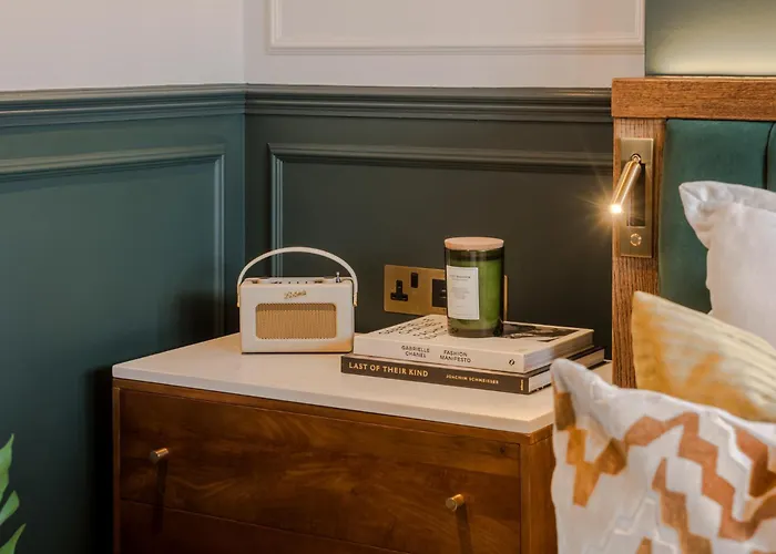 The Clifton I 5 Bed House Бристоль